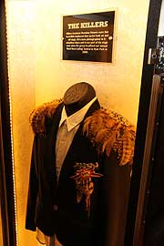 Feder-Jacke von The Killers Sänger Brandon Flowers (©Foto: MartiN Schmitz)